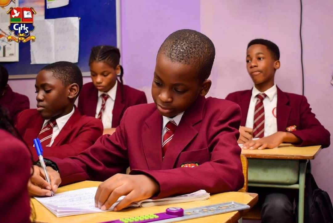 Garçon avec fournitures scolaires